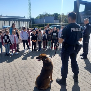 dzieci ze szkoły podstawowej w Zaęcinie odwiedzały KPP w Choszcznie.