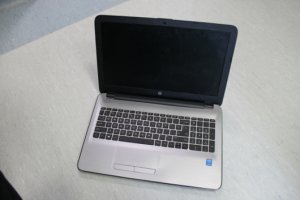 Zdjęcie laptopa koloru srebrnego