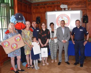 finał konkursu bezpieczny przedszkolak w KWP w Szczecinie. Dzieci odbierają nagrody