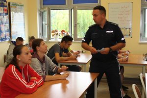 Policjant z dziećmi podczas pogadanki w klasie