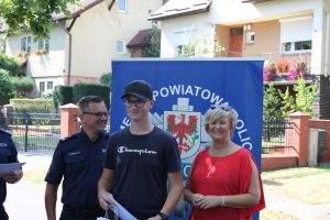 Starosta Choszczeński oraz Zastępca Komendanta Powiatowego Policji w Choszcznie wręczają nagrody uczestnikom zawodów