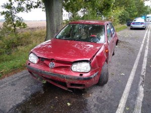 uszkodzony Volkswagen Golf koloru bordowego