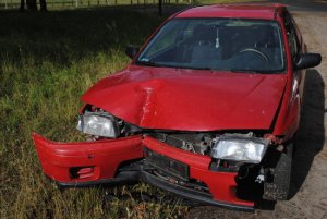 uszkodzony pojazd mazda koloru czerwonego